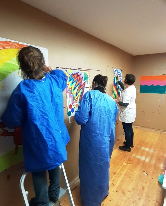 Les séances de peinture libre intergenerationnelles